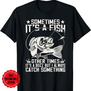 Könnte beinhalten: Schwarzes T-Shirt mit einer weißen Grafik eines Fisches an einer Angelschnur. Der Text "Sometimes it's a fish, other times it's a buzz but I always catch something" ist auf das Shirt gedruckt.