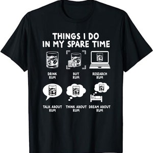 Op de afbeelding: Zwart T-shirt met witte tekst die "Things I do in my spare time" luidt. De tekst is gerangschikt in een raster met afbeeldingen van rum en een laptop. De afbeeldingen worden vergezeld van tekst die "Drink Rum", "Buy Rum", "Research Rum", "Talk About Rum", "Think About Rum" en "Dream About Rum" luidt.