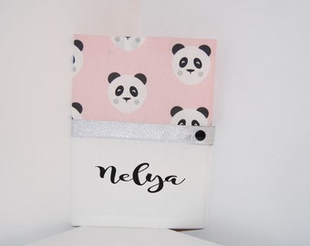 Protège carnet de santé PERSONNALISABLE bébé en tissu rose blanc et gris motif panda, idéal cadeau naissance bébé