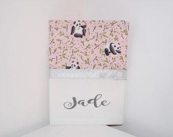 Protège carnet de santé PERSONNALISABLE en tissu rose et gris motif panda idéal cadeau naissance bébé