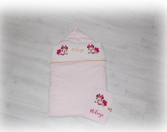 RESERVE - Nid d'ange PERSONNALISABLE en coton blanc à pois rose motif Minnie Mousse, avec le protège carnet de santé assorti.