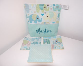 Trousse de toilette bébé PERSONNALISABLE en coton bleu et vert motifs éléphants multicolores et lot de trois lingettes, idéal cadeau enfant