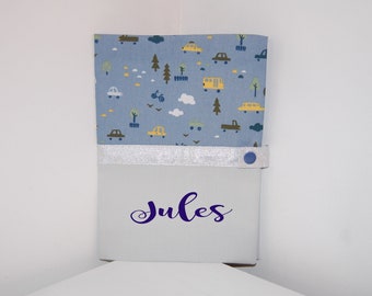 Protège carnet de santé PERSONNALISABLE en tissu bleu et gris motif voiture, idéal cadeau naissance bébé