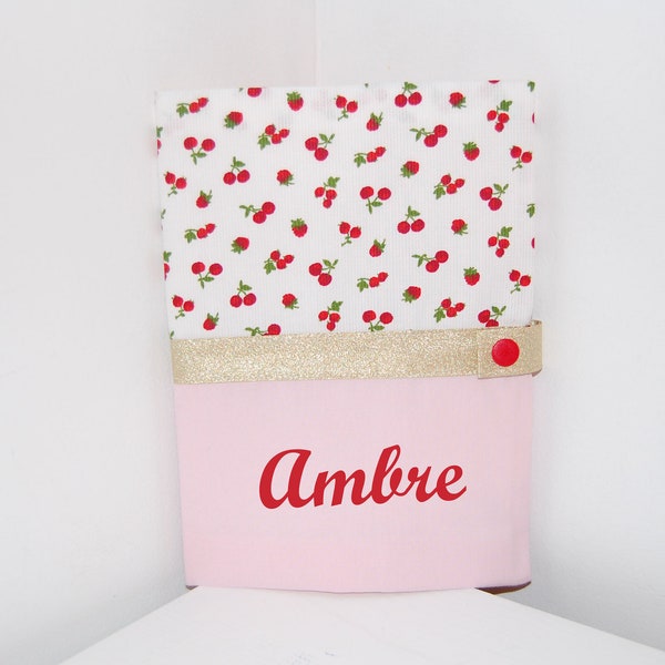 Protège carnet de santé PERSONNALISABLE en tissu rouge blanc rose et vert motif cerises et fraises idéal cadeau naissance bébé