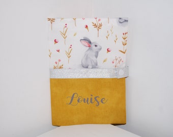 Protège carnet de santé PERSONNALISABLE en tissu blanc et moutarde motif lapin etfleurs, idéal cadeau naissance bébé