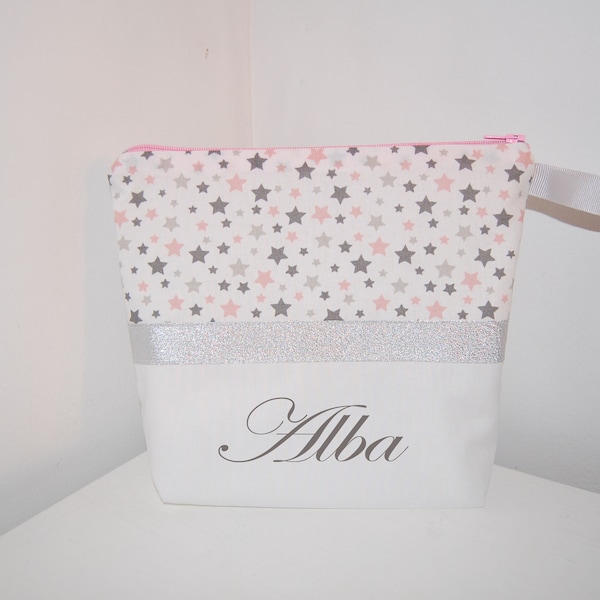 Trousse de toilette bébé PERSONNALISABLE évasée en tissu blanc, rose et gris motif étoile, idéal cadeau naissance.