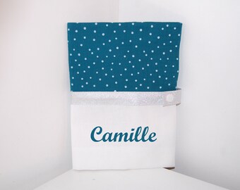 Protège carnet de santé PERSONNALISABLE en tissu  double gaze bleu pétrole à pois blanc, idéal cadeau naissance bébé