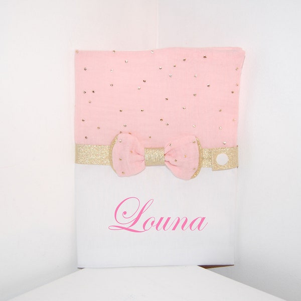 Protège carnet de santé PERSONNALISABLE en tissu  double gaze rose poudré à pois or avec noeud papillon, idéal cadeau naissance bébé