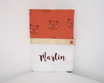 Protège carnet de santé PERSONNALISABLE en double gaze de coton brique motif ourson, idéal cadeau naissance bébé