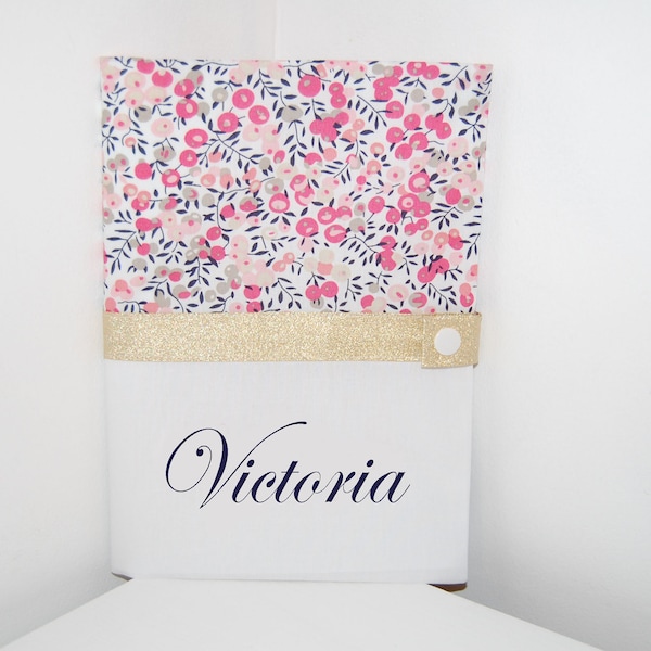 Protège carnet de santé PERSONNALISABLE en tissu liberty blanc et rose, idéal cadeau naissance bébé