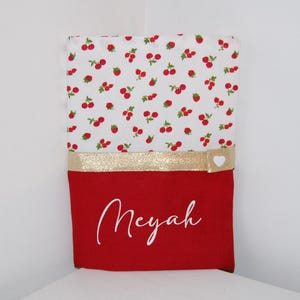 Protège carnet de santé PERSONNALISABLE en tissu rouge et blanc motif cerises et fraises idéal cadeau naissance bébé