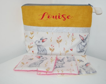 Trousse de toilette bébé PERSONNALISABLE  en tissu moutarde et blanc motif  lapin et fleur avec lot de lingettes, idéal cadeau naissance