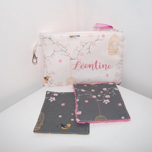 Trousse PERSONNALISABLE en tissu oiseaux avec deux lingettes.