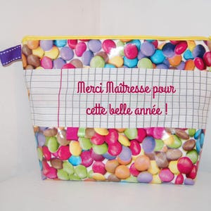 Grande Trousse évasée "MERCI MAÎTRESSE" en toile cirée motif bonbon smarties