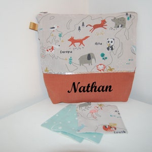 Grande Trousse de toilette bébé PERSONNALISABLE en tissu animaux du monde, idéal cadeau naissance.