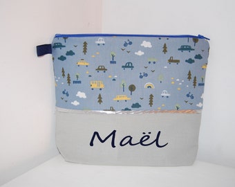 Grande Trousse de toilette bébé PERSONNALISABLE en bleu et gris, motif voiture et bus, idéal cadeau naissance.