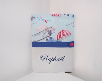 Protège carnet de santé PERSONNALISABLE en tissu bleu et gris motif avion idéal cadeau naissance