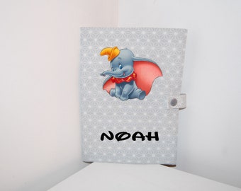 Protège carnet de santé PERSONNALISABLE en tissu gris, motif éléphant Dumbo, idéal cadeau naissance bébé