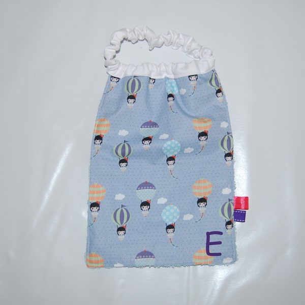 Serviette de cantine PERSONNALISABLE bleu montgolfières et kokeshi, serviette de table fille, bavoir élastique enfant, serviette maternelle