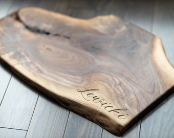 Planche de charcuterie Live Edge | Plateau de fromages rustique personnalisé | Planche à découper personnalisée | Cadeau 5e anniversaire | Cadeau de mariage | Cadeau familial