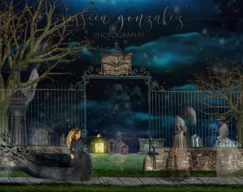 Könnte beinhalten: Ein junges Mädchen in einem schwarzen Kleid und einer Krone hält eine Laterne vor einem Tor zu einem Friedhof. Das Tor ist aus schwarzem Metall und trägt ein Schild mit der Aufschrift "Eastwood Cemetery". Der Hintergrund ist eine dunkle, neblige Nacht mit Bäumen und einem bewölkten Himmel.