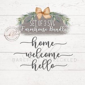 Peut inclure: Un ensemble de trois fichiers SVG de style farmhouse pour l'artisanat. Le design présente un fond gris avec le texte "SET OF 3 SVG Farmhouse Bundle" et les mots "home", "welcome" et "hello" dans une police d'écriture manuscrite.