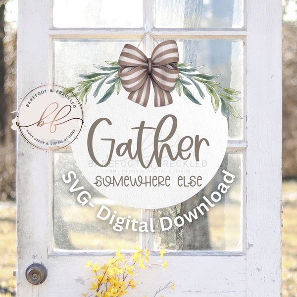 SVG/PNG- Gather Somewhere Else Funny Door Hanger SVG, Citazione del segno della porta d'ingresso, Cricut, Citazione divertente per il portico anteriore