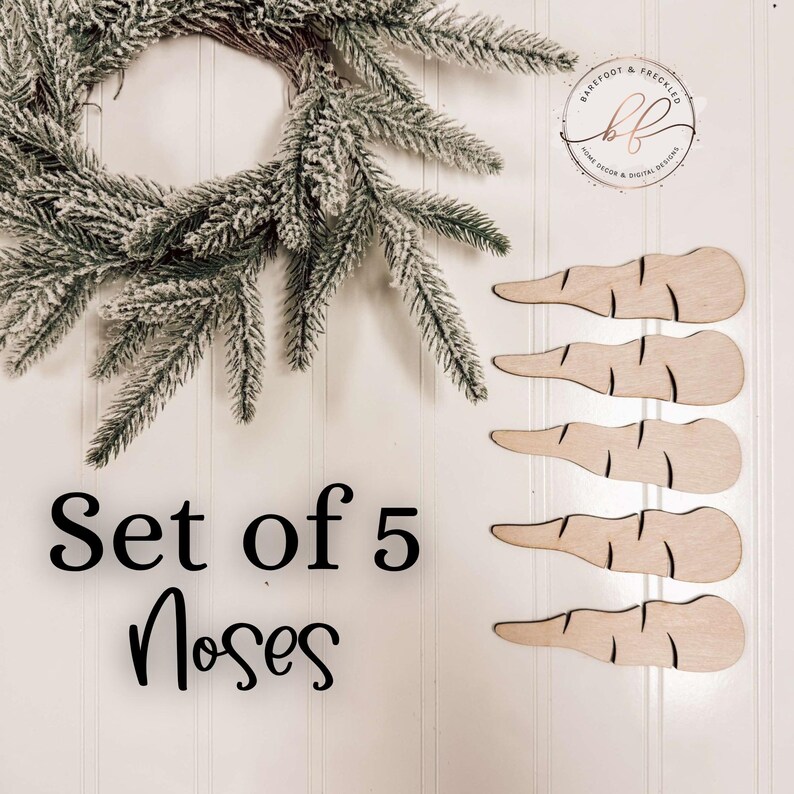 Op de afbeelding: Set van 5 houten wortelneuzen voor knutselen. De neuzen zijn lichtbruin en hebben een natuurlijke houten afwerking. De tekst "Set of 5 Noses" is in zwart op een witte achtergrond gedrukt.