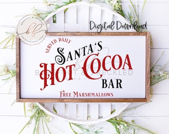 Könnte beinhalten: Ein rechteckiges Holzschild mit dem Text "SANTA'S HOT COCOA BAR" in roter und schwarzer Schrift. Das Schild enthält auch die Wörter "SERVED DAILY" und "FREE MARSHMALLOWS". Das Schild ist von weißen Blumen und Grün umgeben.