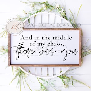 SVG- En in het midden van mijn Chaos, daar was je SVG, Love Quote, Couples Quote, Master Bedroom Sign svg, Cricut bestand, Farmhouse Sign svg