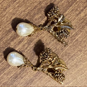 Beautiful Vintage Gold Colored Pierce Earrings with Faux Pearls With Leaves and Acorns
