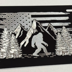 Placa de matrícula personalizada con la bandera estadounidense, Pie Grande y Sasquatch. Diseño con diamante grabado en aluminio negro, resistente a la intemperie y a la corrosión.
