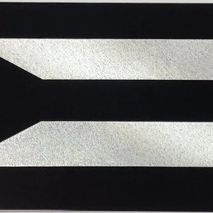 Placa de matrícula con la bandera de Puerto Rico grabada con diamante sobre aluminio negro, resistente a la intemperie y al óxido.