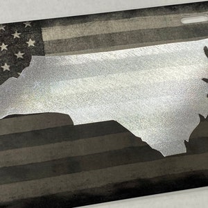Qualquer estado com fundo de bandeira dos EUA Placa de licença Frente de vaidade Etiqueta de carro Diamante gravado em metal de alumínio preto À prova de intempéries e ferrugem