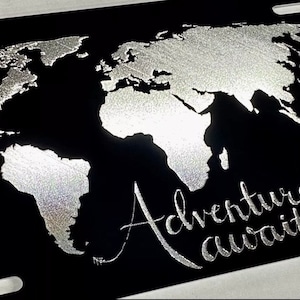 Adventure Awaits World Map Nummernschild Auto Tag Vanity Front Diamant geätzt graviert auf schwarzem Aluminium Metall wetterfest und rostfrei