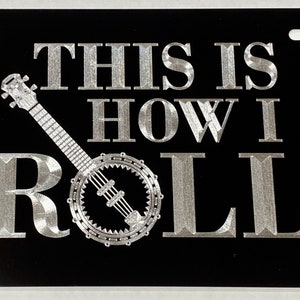 刻印入り「This Is How I Roll Banjo」ギフトナンバープレート カータグ ダイヤモンドエッチングシルバー ブラックアルミニウムメタル 耐候性&防錆性