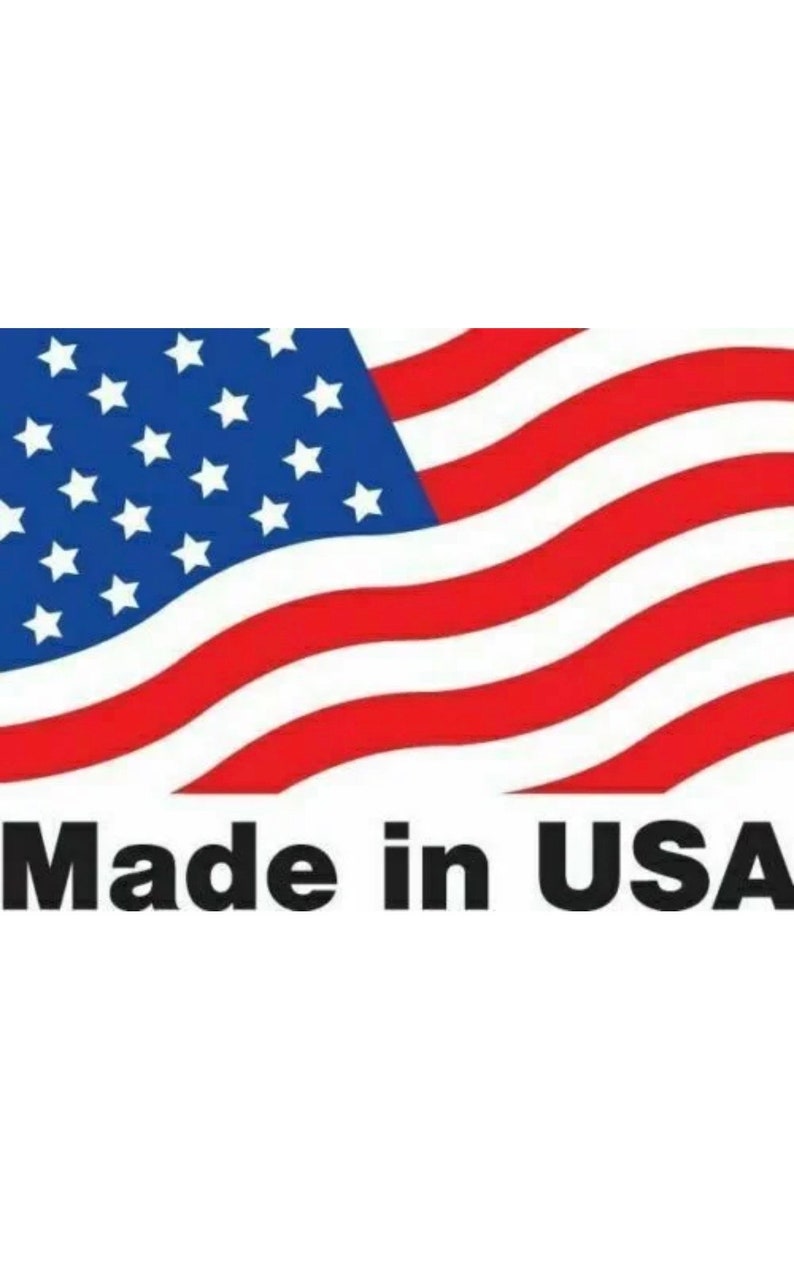 Pu&ograve; includere: Una bandiera americana rossa, bianca e blu con 50 stelle bianche su un campo blu. La bandiera sventola al vento. Il testo "Made in USA" &egrave; stampato sotto la bandiera.