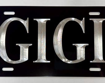 Placa de matrícula GIGI grande para automóvil grabada con diamantes en metal de aluminio negro, resistente a la intemperie y al óxido, regalo para abuela
