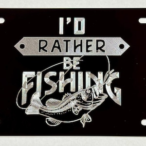 Rather Be Fishing Placa de carro presente etiqueta diamante gravado prata em alumínio preto metal à prova de intempéries e ferrugem