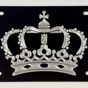 Placa de carro King Crown com diamante gravado em alumínio preto, metal à prova de intempéries e ferrugem, presente gravado