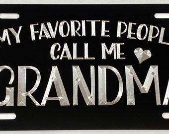 Placa de matrícula para coche con grabado de diamante "Mis personas favoritas me llaman abuela" en aluminio negro, resistente a la intemperie y al óxido, regalo