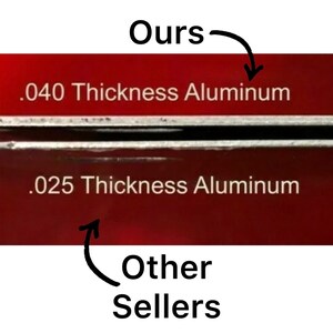 Peut inclure: Comparaison rapproch&eacute;e de deux feuilles d'aluminium. La feuille sup&eacute;rieure est &eacute;tiquet&eacute;e ".040 Thickness Aluminum" et est &eacute;tiquet&eacute;e "Ours". La feuille inf&eacute;rieure est &eacute;tiquet&eacute;e ".025 Thickness Aluminum" et est &eacute;tiquet&eacute;e "Other Sellers".