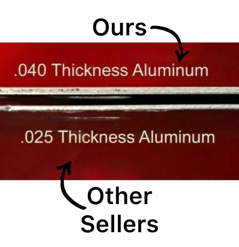 Peut inclure: Comparaison rapproch&eacute;e de deux feuilles d'aluminium. La feuille sup&eacute;rieure est &eacute;tiquet&eacute;e ".040 Thickness Aluminum" et est &eacute;tiquet&eacute;e "Ours". La feuille inf&eacute;rieure est &eacute;tiquet&eacute;e ".025 Thickness Aluminum" et est &eacute;tiquet&eacute;e "Other Sellers".