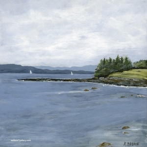 Peut inclure: Une peinture représentant un paysage marin avec une petite île au premier plan. L'île est recouverte d'arbres verts et il y a deux voiliers au loin. L'eau est d'un bleu clair et le ciel est d'un gris clair.