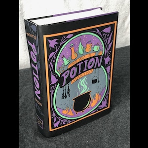 Może przedstawiać: Książka w twardej oprawie zatytułowana "The Art of Potion Making". Okładka ma czarne tło z kolorową ilustracją narzędzi do robienia eliksirów, kotła i płomieni. Tytuł jest wyświetlany pionowo na grzbiecie.