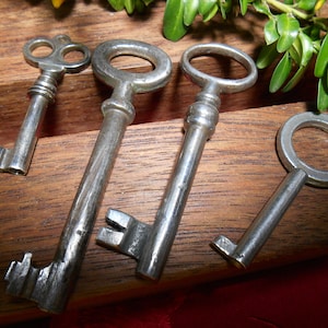 Old vintage keys in different sizes.
