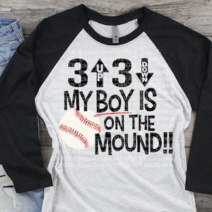 Op de afbeelding: Een wit en zwart baseball-thema t-shirt met de tekst "3 up 3 down My Boy Is On The Mound!!" en een baseball-afbeelding.