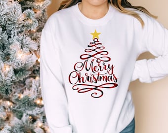 Könnte beinhalten: Weißer Pullover mit einem roten und schwarzen karierten Weihnachtsbaumdesign und dem Text "Merry Christmas" in schwarzer Schrift.