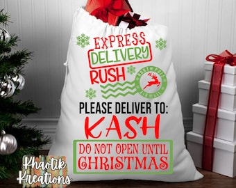 Könnte beinhalten: Ein weißer Weihnachtsgeschenktüte mit rotem und grünem Text, der "Express Delivery Rush" und "Please Deliver To: KASH Do Not Open Until Christmas" lautet. Oben rechts befindet sich eine rot-grüne Nordpol-Luftpostmarke mit einem Rentier.