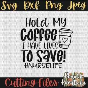 Puede incluir: Dise&ntilde;o gr&aacute;fico en blanco y negro con el texto "Hold My Coffee I Have Lives To Save! #NURSELIFE". Se incluye una taza de caf&eacute; con un coraz&oacute;n en el lateral en el dise&ntilde;o.